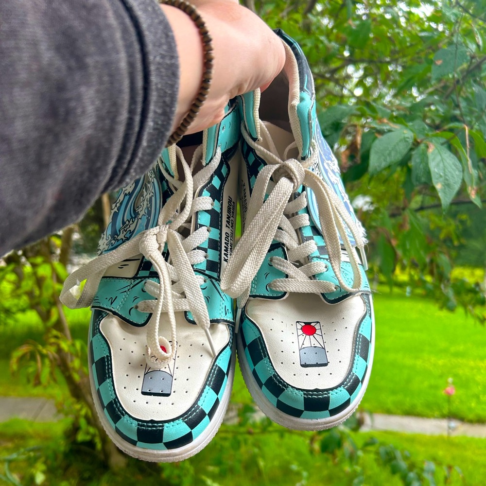 Demon slayer high tops in good condition size 9! Comes from smoke free home!